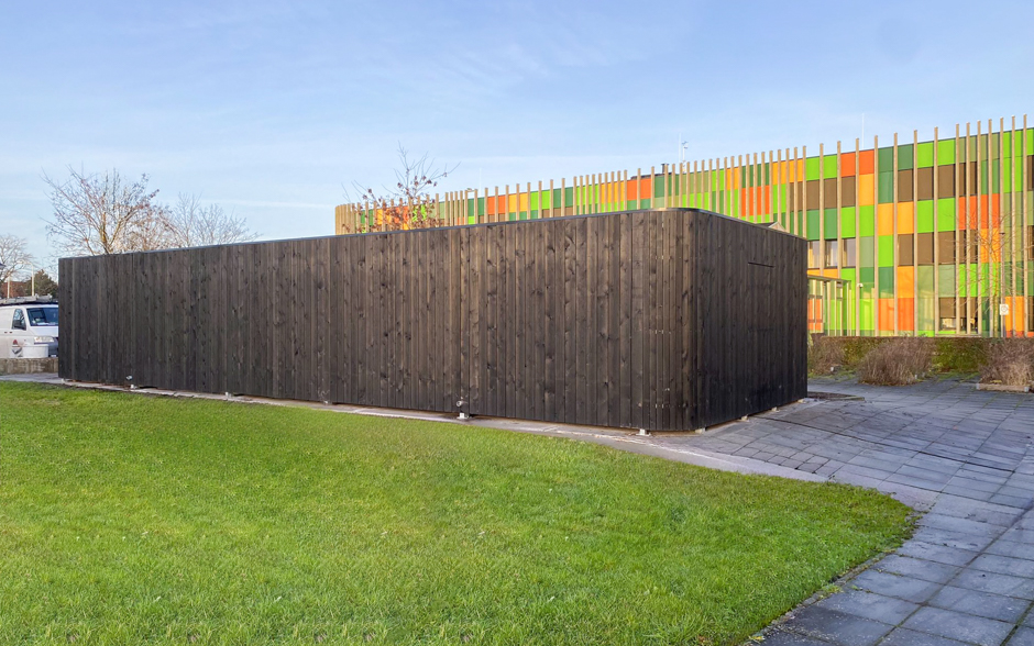 Scootmobieloverkapping die opgaat in de omgeving