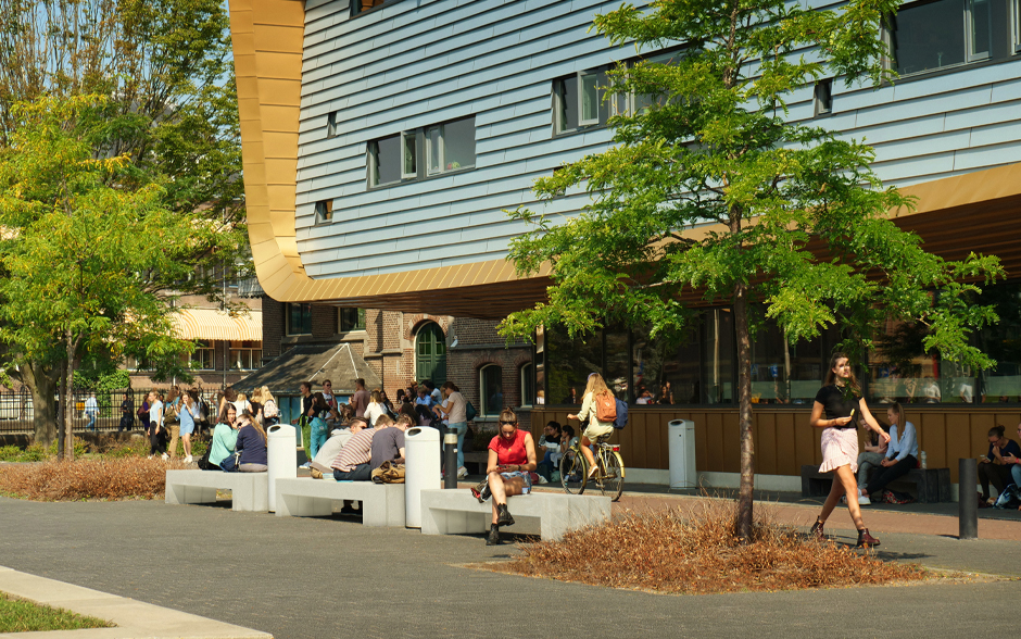 Straatmeubilair op universiteitsterrein