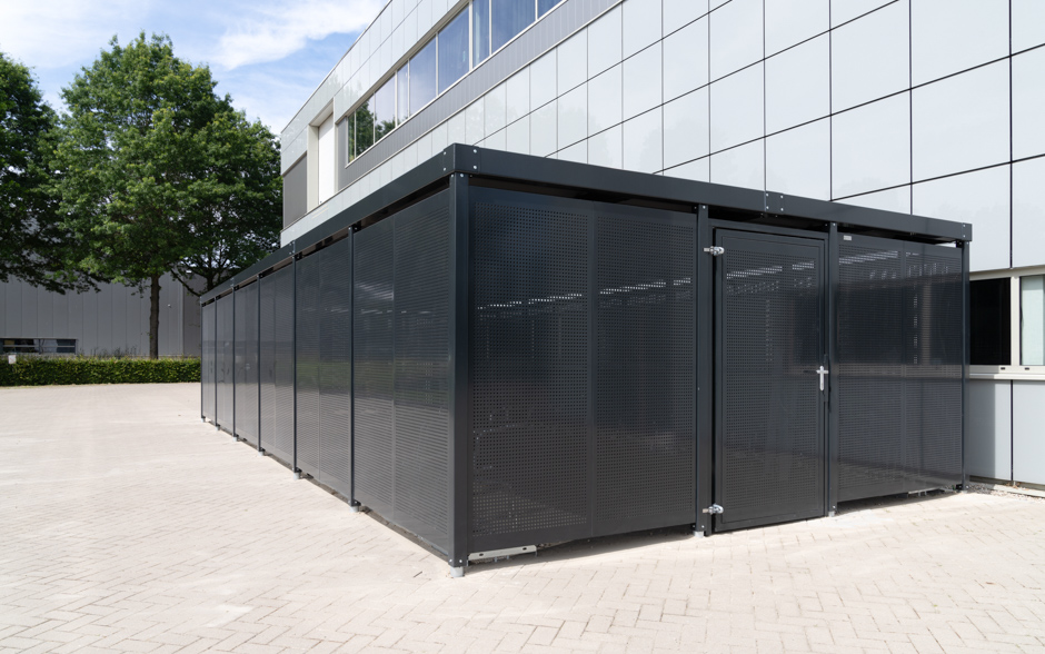 Drie strakke Paleto overkappingen met geperforeerde stalen wanden