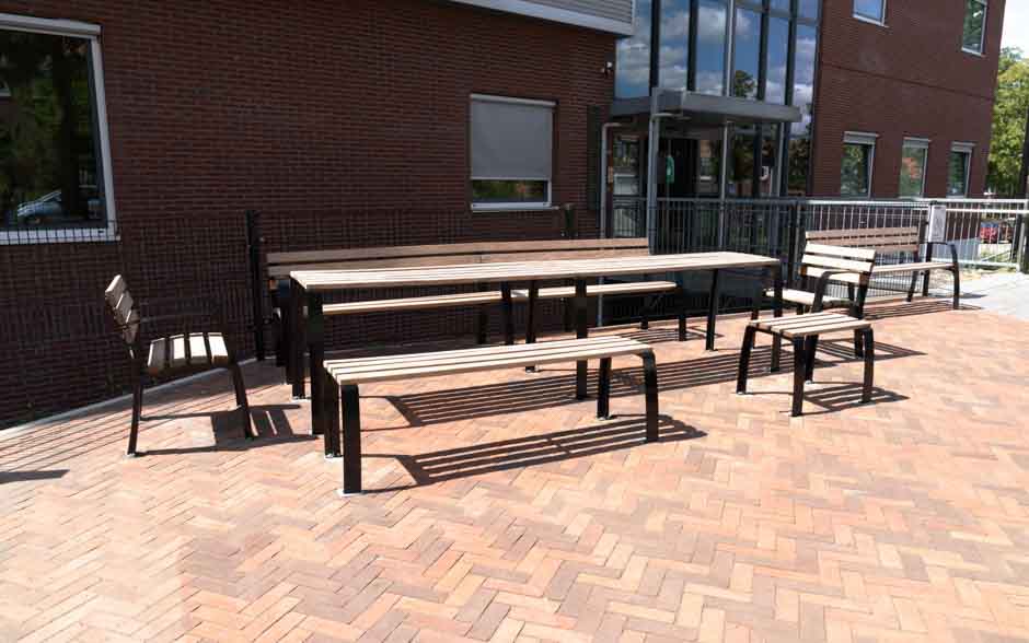 Buitenruimte inrichten tot zit- en overleggelegenheid