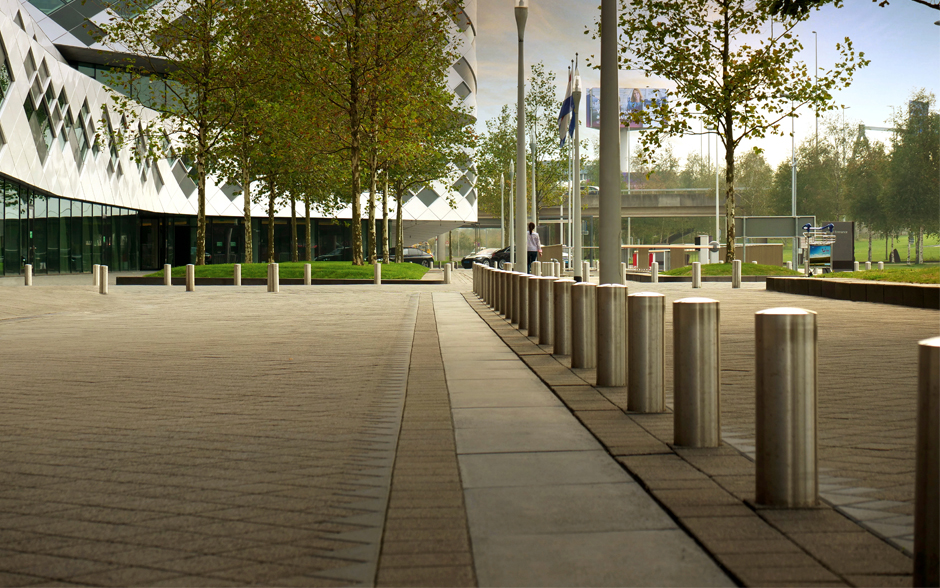 Inox palen op Amsterdam Schiphol 