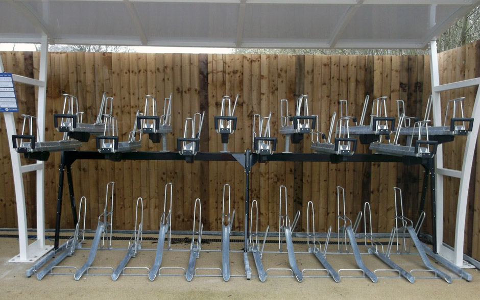 Dubbellaags fietsparkeren bij Southern Railway stations in Groot Brittannië