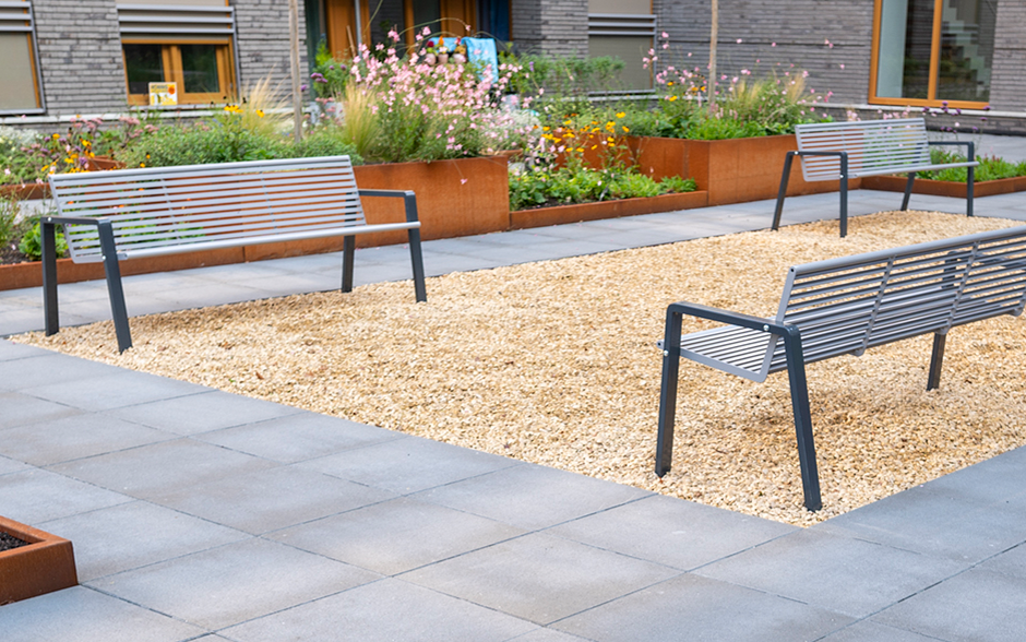 Fila banken op het dak van een appartementencomplex