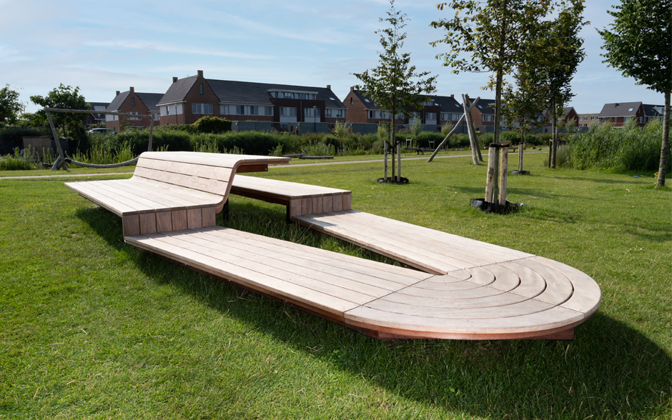 Loungebank bij een speelplaats