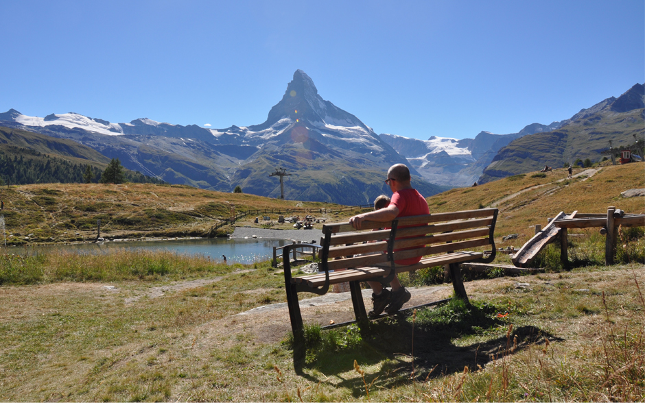Ouderenbank met mooi uitzicht